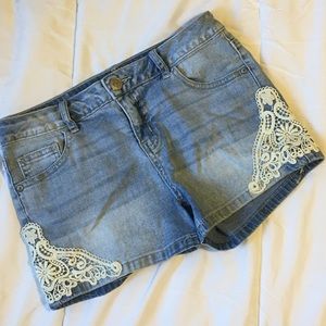 Blue denim shorts, with lace detail